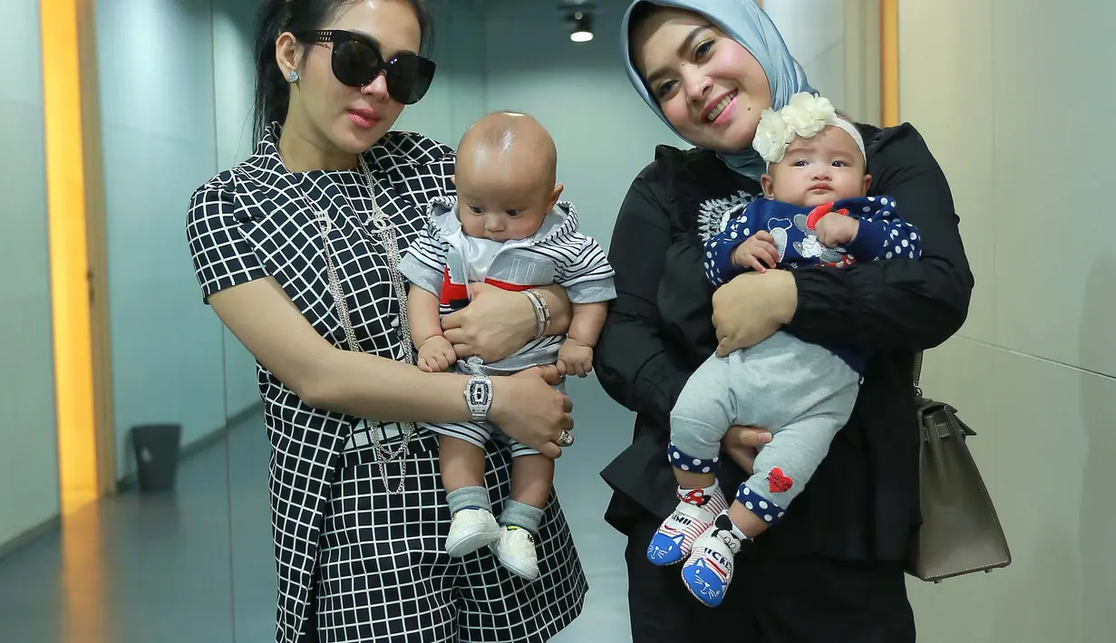 Syahrini tak jarang menyempatkan diri untuk menghabiskan waktu bersama si kembar yang dipanggil Raja dan Ratu itu. Kali ini Aisyahrani yang juga merupakan manajer Syahrini turut mengajak buah hatinya ke acara preskon. (Galih W. Satria/Bintang.com)