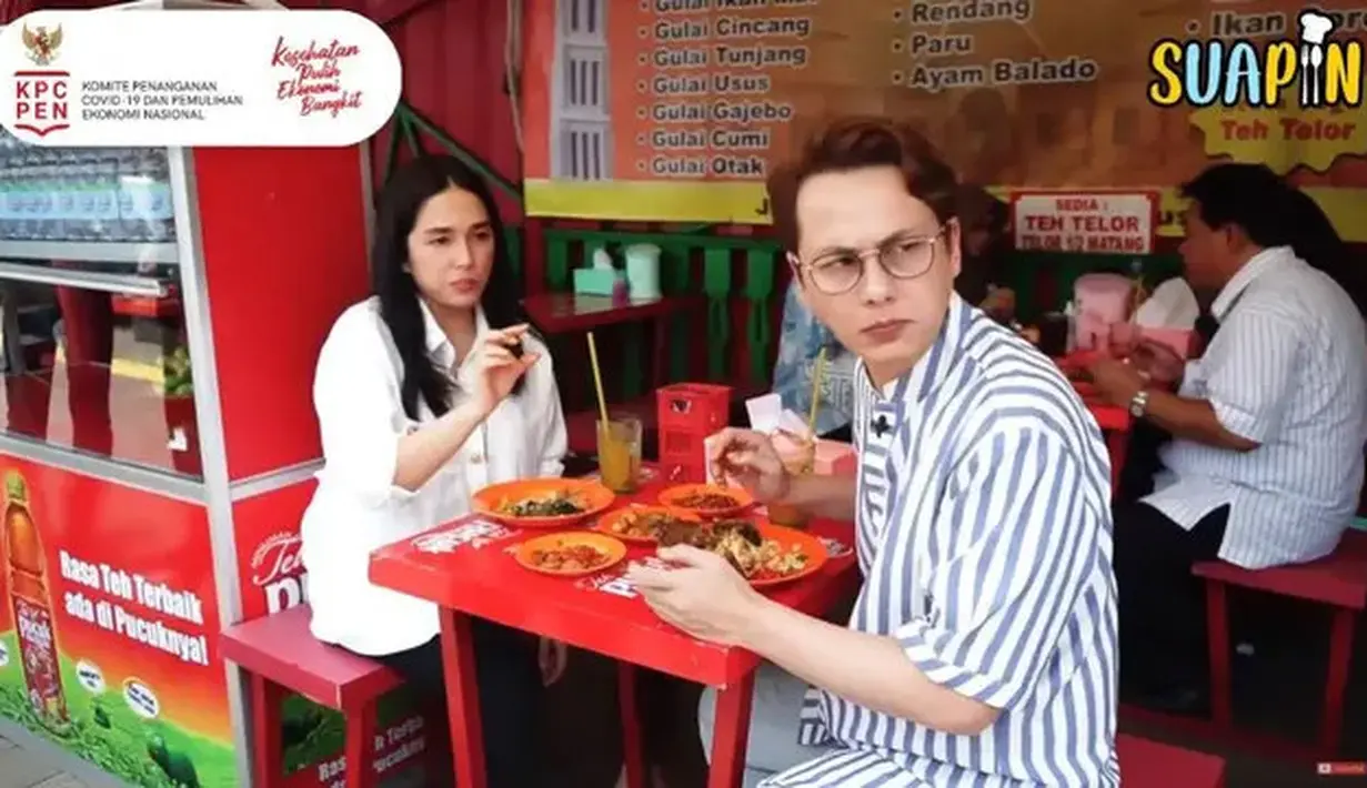 Tidak hanya sendiri atau bersama karyawannya, Ussy juga beberapa  kali mengajak sang suami, Andhika Pratama makan di warung sederhana. Makan masakan padang bersama suami. [Youtube/Ussy Andhika Official]