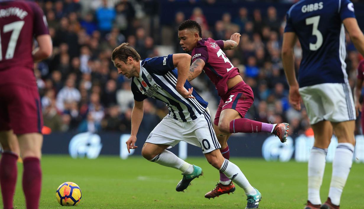 Striker Manchester City, Gabriel Jesus, berebut bola dengan gelandang West Bromwich, Grzegorz Krychowiak, pada laga Premier League di Stadion The Hawthorns, West Bromwich, Sabtu (28/10/2017). West Bromwich kalah 2-3 dari City. (AFP/Lindsey Parnaby)