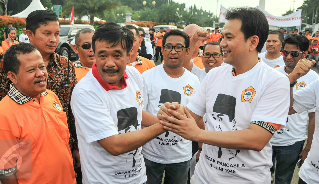 Wagub DKI, Djarot Saiful Hidayat (ketiga kiri) bersalaman dengan salah satu anggota redaksi RMOL, Jakarta, Minggu (29/5/2016). Sambut hari kelahiran Pancasila, RMOL adakan pembacaan naskah pidato Pancasila Bung Karno. (Liputan6.com/Yoppy Renato)
