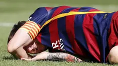 Lionel Messi mengalami cedera lutut saat Barcelona melawan Las Palmas dalam lanjutan kompetisi La Liga, Spanyol, Sabtu (26/9/2015).