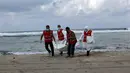 Kelompok Bulan Sabit Merah Libya membawa kantong mayat berisi jenazah, diduga imigran yang tewas tenggelam di pantai Khoms, sebelah timur Tripoli, Minggu (25/10). Sedikitnya 40 jasad telah ditemukan di pantai Libya. (REUTERS/Ismail Zitouny)