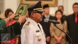 Rano Karno mengucapkan sumpah jabatan saat dilantik sebagai Gubernur Banten di Istana Negara, Jakarta, Rabu (12/8/2015). Rano menggantikan Ratu Atut yang turun sebelum masa jabatannya habis karena dipidana dalam kasus korupsi. (Liputan6.com/Faizal Fanani)