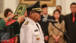 Rano Karno mengucapkan sumpah jabatan saat dilantik sebagai Gubernur Banten di Istana Negara, Jakarta, Rabu (12/8/2015). Rano menggantikan Ratu Atut yang turun sebelum masa jabatannya habis karena dipidana dalam kasus korupsi. (Liputan6.com/Faizal Fanani)