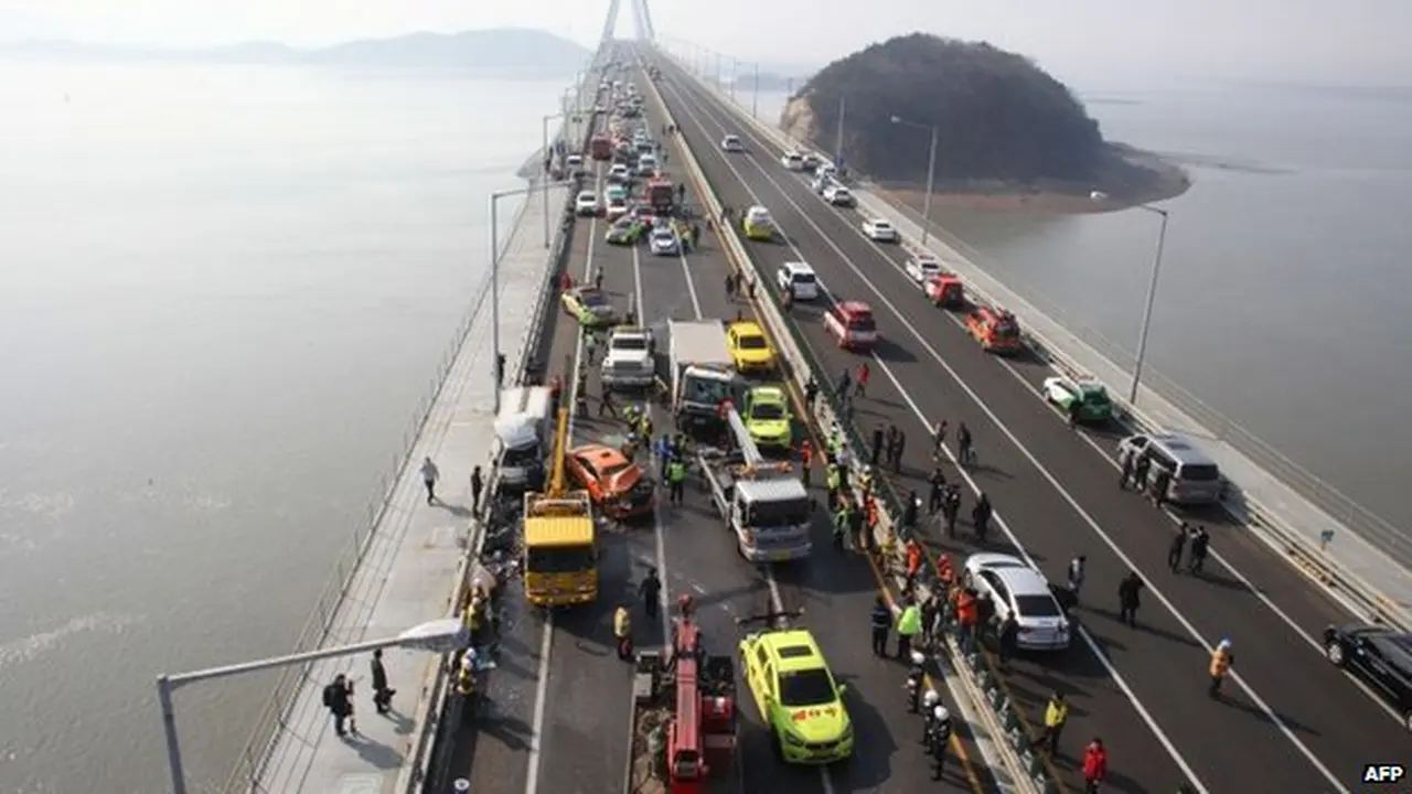 100 Mobil Tabrakan Beruntun di Jembatan Laut Korsel