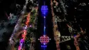 Setiap tahunnya, penampilan cahaya lampu dirancang khusus sebagai bagian dari perayaan Natal di kota Medellin. (JAIME SALDARRIAGA/AFP)
