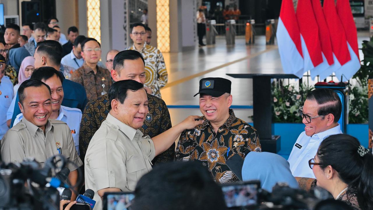 Momen Prabowo Mendadak Cek Rambut Menhub yang Memutih karena Kerja Tak ...