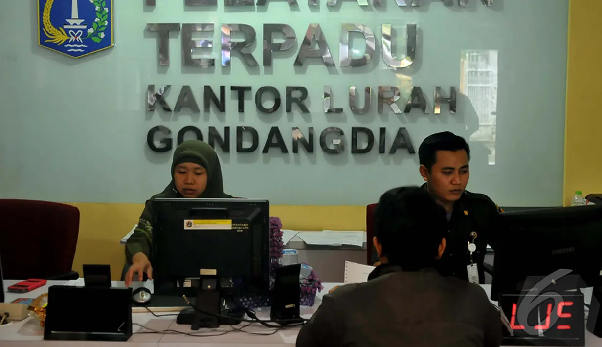 Petugas Kelurahan Gondangdia sedang melayani warganya di kantor lurah gondangdia, Jakarta, Senin (12/1/2015). (Liputan6.com/JohanTallo)