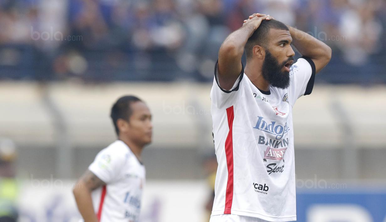 Striker Bali United, Sylvano Comvalius, tampak kecewa gagal membobol gawang Persib pada laga Liga 1 Indonesia di Stadion Si Jalak Harupat, Bandung, Kamis, (21/9/2017). Kedua klub bermain imbang 0-0. (Bola.com/M Iqbal Ichsan)