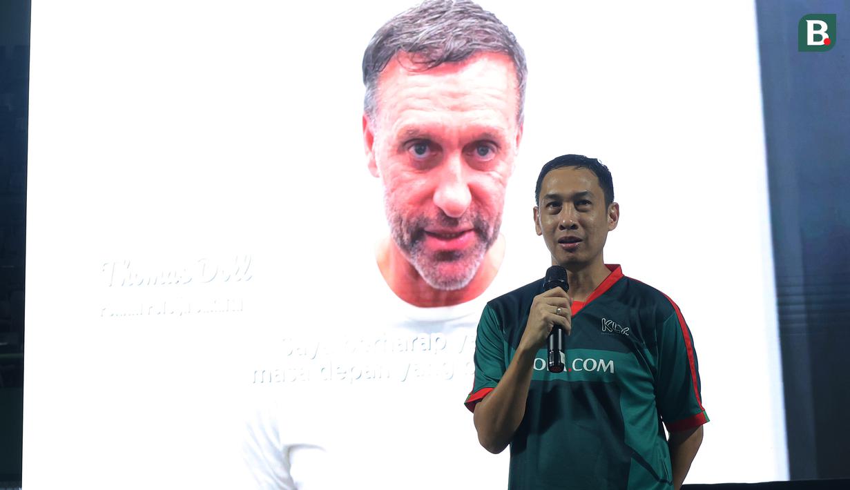 Pemred Bola.com, Erwin Fitriansyah, memberikan kata sambutan saat acara Sewindu Bola.com. disela-sela kegiatan nonton bareng final Liga Champions 2022/2023 antara Inter Milan vs Man City bersama Inter Club Indonesia (ICI) di Tennis Indoor Senayan, Jakarta, Minggu (11/6/2023) dini hari WIB. (Bola.com/M Iqbal Ichsan)