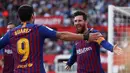 Penyerang Barcelona Lionel Messi (kanan) menghampiri rekan setimnya Luis Suarez usai mencetak gol ke gawang Sevilla pada laga La Liga di Stadion Ramon Sanchez Pizjuan, Sevilla, Sabtu (23/2). Messi mencetak hattrick. (AP Photo/Miguel Morenatti)