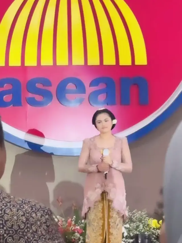 Amora Lemos berkebaya (Instagram/krisdayantilemos)