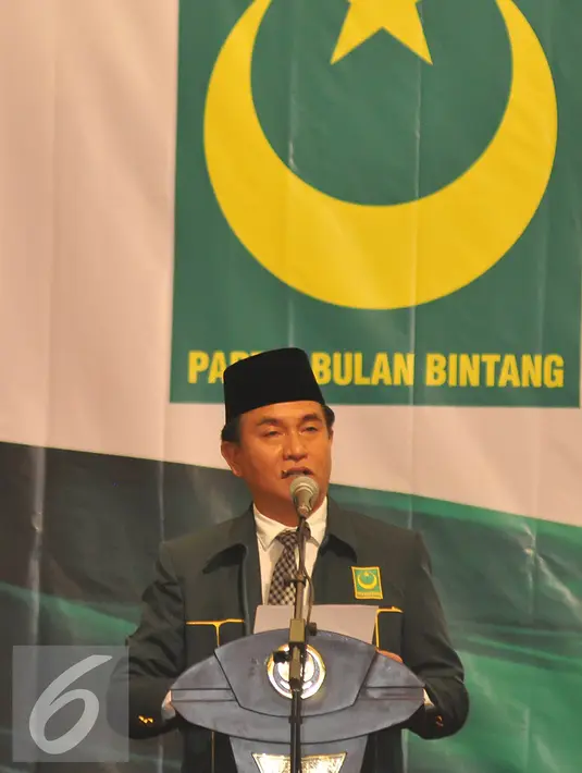 Ketua Umum PBB, Yusril Ihza Mahendra berpidato saat peringatan Milad ke-17 PBB dan pelantikan pengurus PBB 2015-2020, Jakarta, Senin (10/8/2015). Yusril meminta kepada seluruh kader PBB agar mempertahankan idealisme partai. (Liputan6.com/Herman Zakharia)