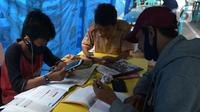 Para siswa belajar online di Tenda Wifi gratis di taman warga RT 013, Jakarta Timur, Rabu (12/8/2020). Tenda belajar tersebut menyediakan fasilitas wifi gratis bagi anak-anak sekolah yang terkendala dengan mahalnya kuota internet. (merdeka.com/Imam Buhori)