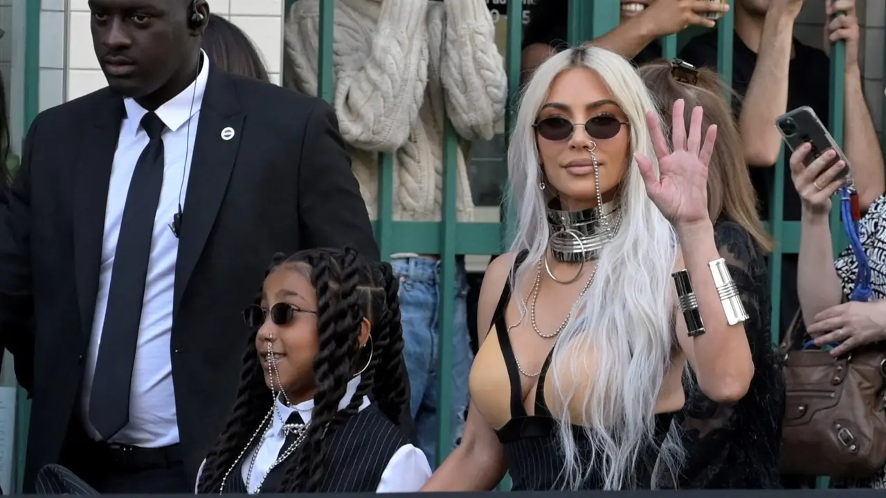 Kim Kardashian dan North West Eksis di Paris Fashion Week 2023, Kompak Pakai Anting Hidung Nyentrik