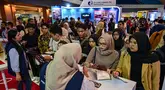 Orang-orang menghadiri bursa kerja yang diselenggarakan oleh Universitas Airlangga di Surabaya pada Selasa 29 April 2025. (Juni KRISWANTO/AFP)