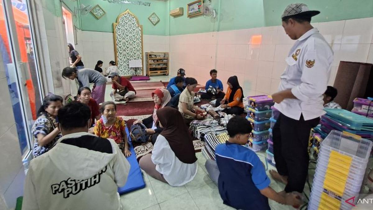 Rumah terbakar, lansia ini tetap cuci darah saat mengungsi.