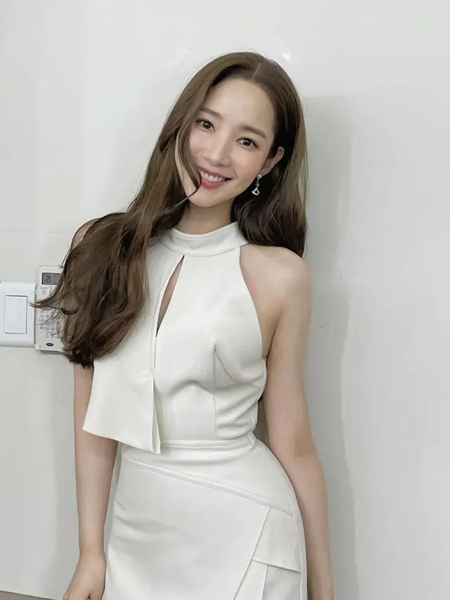 Potret Park Min-young Bergaya Bak Sekretaris, Cocok Tampil Elegan