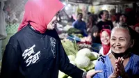 Istri calon presiden nomor urut 3 Ganjar Pranowo, Siti Atikoh Supriyanti melanjutkan safari politiknya di hari ketiga di Jawa Timur dengan blusukan di Pasar Baru Kota Probolinggo, Jumat (26/1/2024). (Foto: Dokumentasi PDIP).