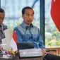 KTT ASEAN Sebagai wadah bertemunya para pertemuan dari beberapa negara yaitu Indonesia, Brunei Darussalam, Kamboja, Laos, Malaysia, Filipina, Singapura, Vietnam dan Timor Leste. Jokowi tampil mengenakan batik panjang warna biru dipadukan celana hitam. Credit: @sekretariat.kabinet