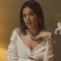 Eva Celia di MV All About You (Youtube Eva Celia)