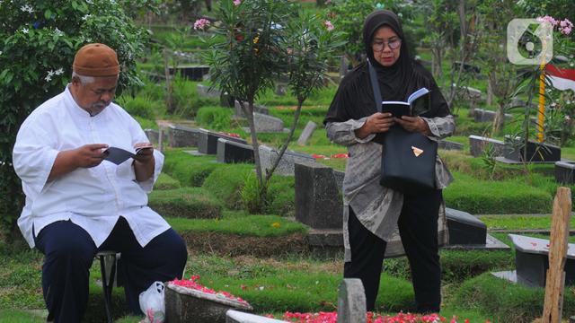 Jelang Puasa Ramadan 1444 H, Warga Ziarah Makam di TPU Malaka Jakarta Timur