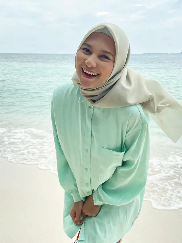 7 Gaya Hijab Simpel Indah Permatasari Ini Bisa Jadi Inspirasi