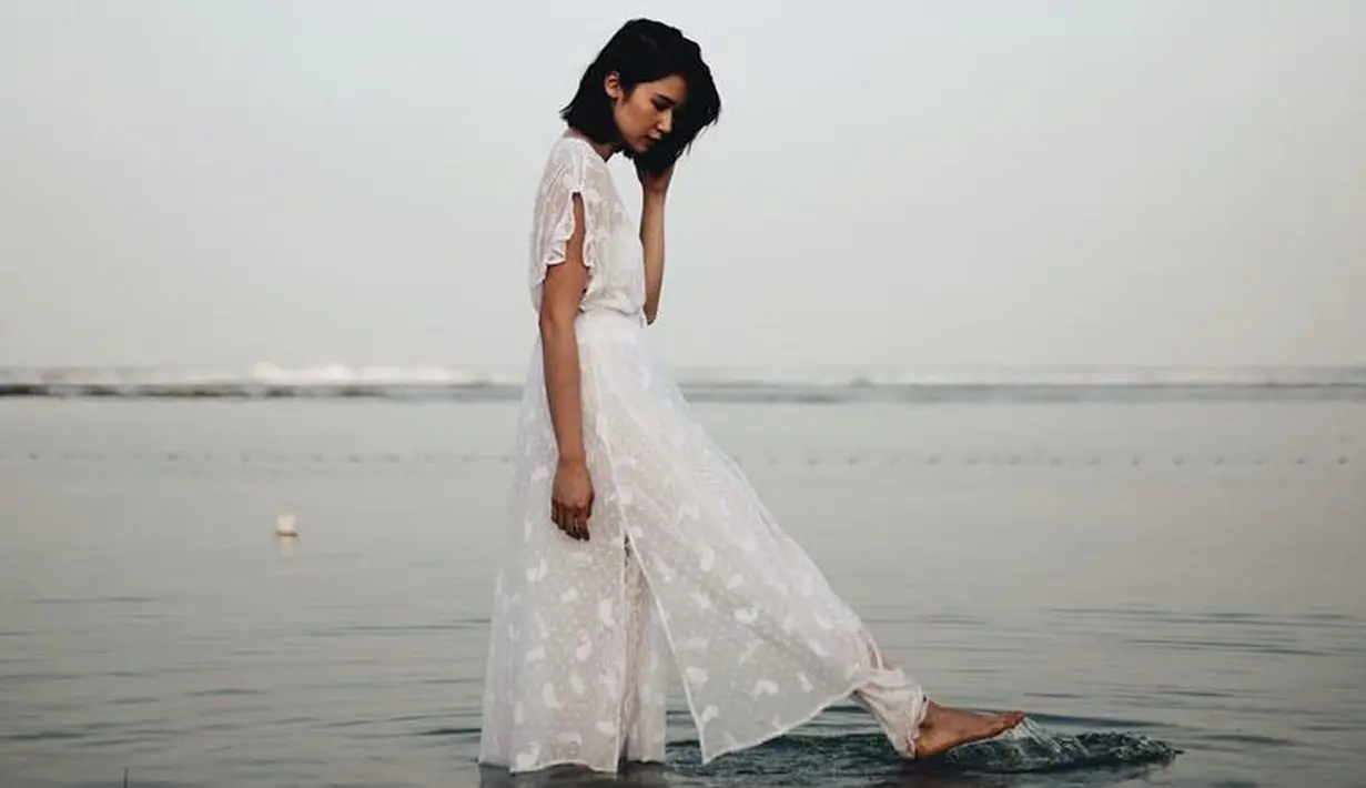 Menikmati keindahan pantai, wanita kelahiran Berlin ini juga memilih busana dengan warna putih. Busana putih dengan motif yang cantik membuat penampilan liburan Laura lebih ciamik. (Liputan6.com/IG/@laurabas)