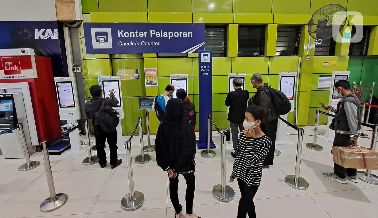 <p>Suasana penumpang kereta api jarak jauh di Stasiun Gambir, Jakarta Pusat, Rabu (21/12/2022). Jelang Natal dan Tahun Baru PT KAI mengantisipasi cuaca ekstrem dan daerah rawan, Daop 1 Jakarta menyiapkan Alat Material Untuk Siaga (AMUS) yang ditempatkan di lokasi rawan apabila terjadi hambatan akibat cuaca ekstrem seperti banjir, amblesan dan tanah longsor. AMUS yang siapkan berupa batu balas, bantalan rel, pasir, karung, besi (untuk jembatan), alat penambat rel, dan alat berat lainnya. (Liputan6.com/Johan Tallo)</p>