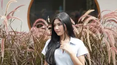Erina Gudono lahir di Philadelphia, Pennsylvania, Amerika Serikat, 11 Desember 1996. Artinya perempuan cantik ini masih berusia 25 tahun. Penampilan Erina Gudono selalu curi perhatian seperti saat pakai outfit putih yang membuatnya kian memesona. (Liputan6.com/IG/@erinagudono)
