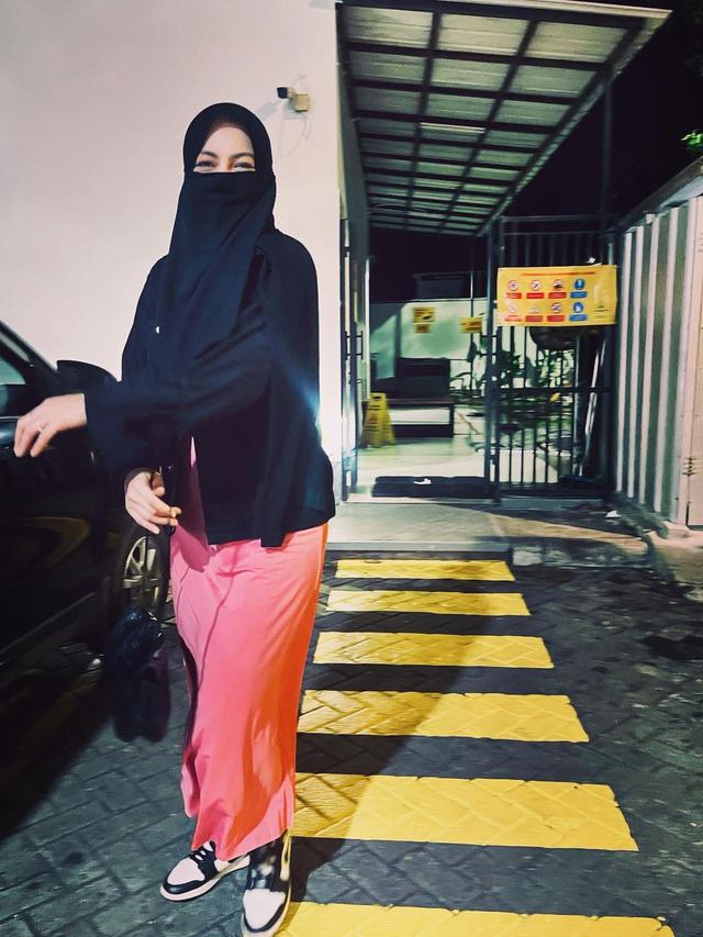 6 Potret Gaya Ratu Rizky Nabila Bercadar, Dicibir Masih Pakai Celana Jeans