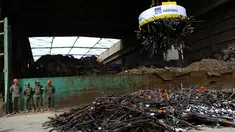 Ribuan senjata api diangkat menggunakan alat berat sebelum dimusnahkan di Santiago, Chili (6/10). Chile melakukan pemusnahan senjata-senjata api ilegal hasil sitaan. (REUTERS/Ivan Alvarado)