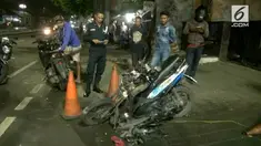 Sebuah truk menabrak motor hingga ringsek, di jalan KH Mas Mansyur, Tanah, Abang, Jakarta Pusat, Senin dini hari.