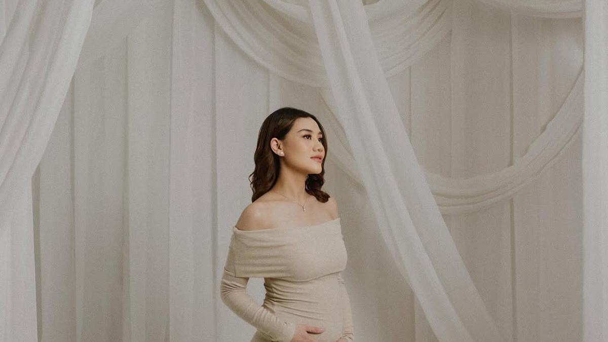 6 Potret Inspirasi Dress Bumil ala Aaliyah Massaid, Simple Tapi Elegan