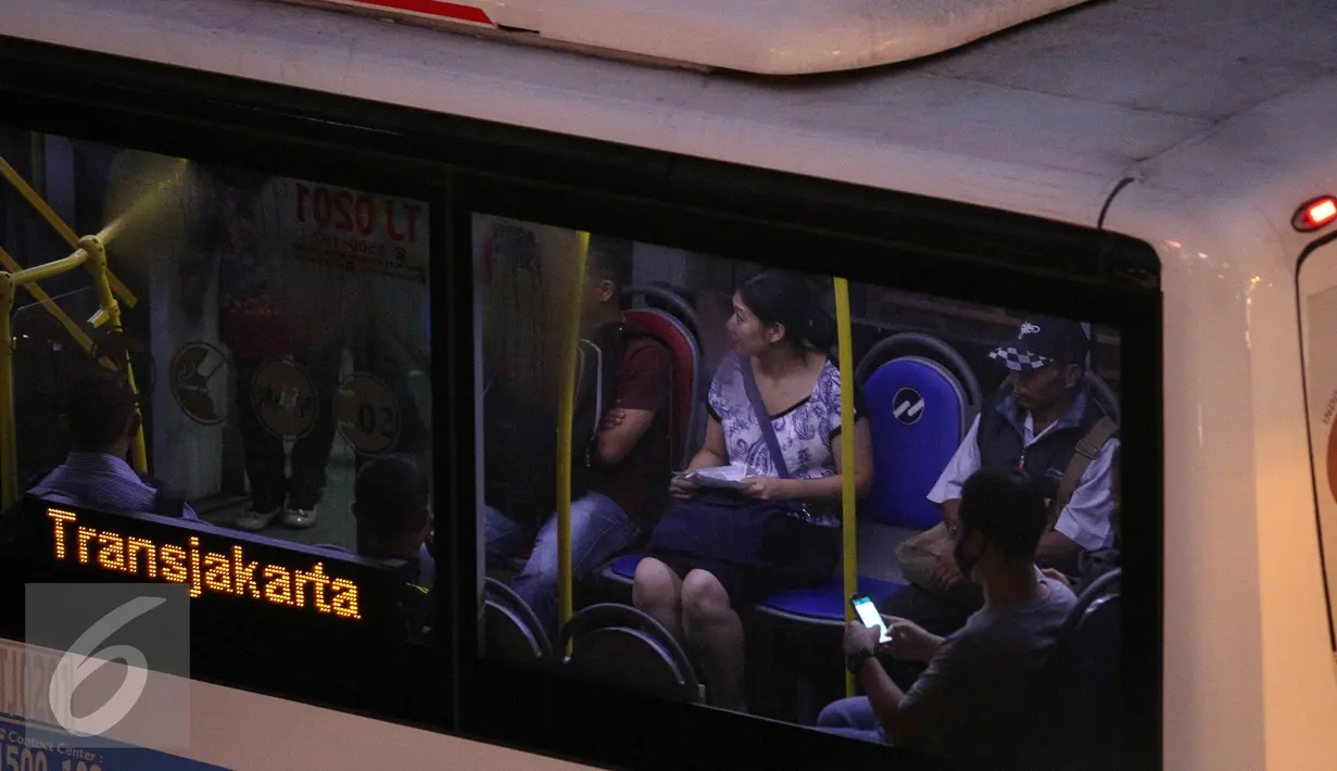 Penumpang wanita saat naik bus Transjakarta, Selasa (8/9/2015). PT Transportasi Jakarta (Transjakarta) telah membentuk Tim Pengamanan Operasional untuk mengatasi kejahatan dan pelecehan seksual guna memberi rasa aman penumpang.(Liputan6.com/Faizal Fanani)