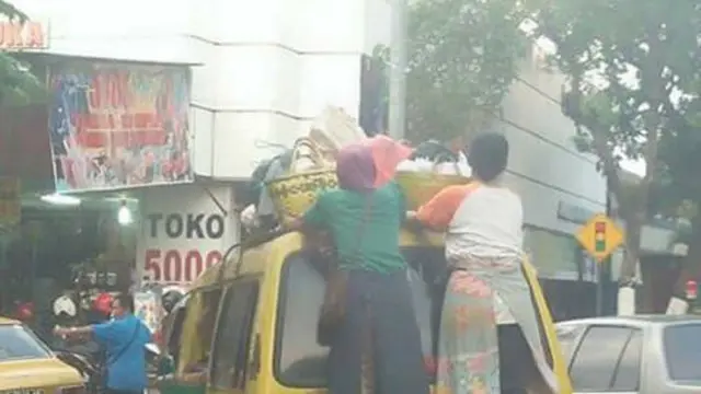 6 Kelakuan Kocak Ibu-Ibu saat Naik Angkot Ini Nyeleneh