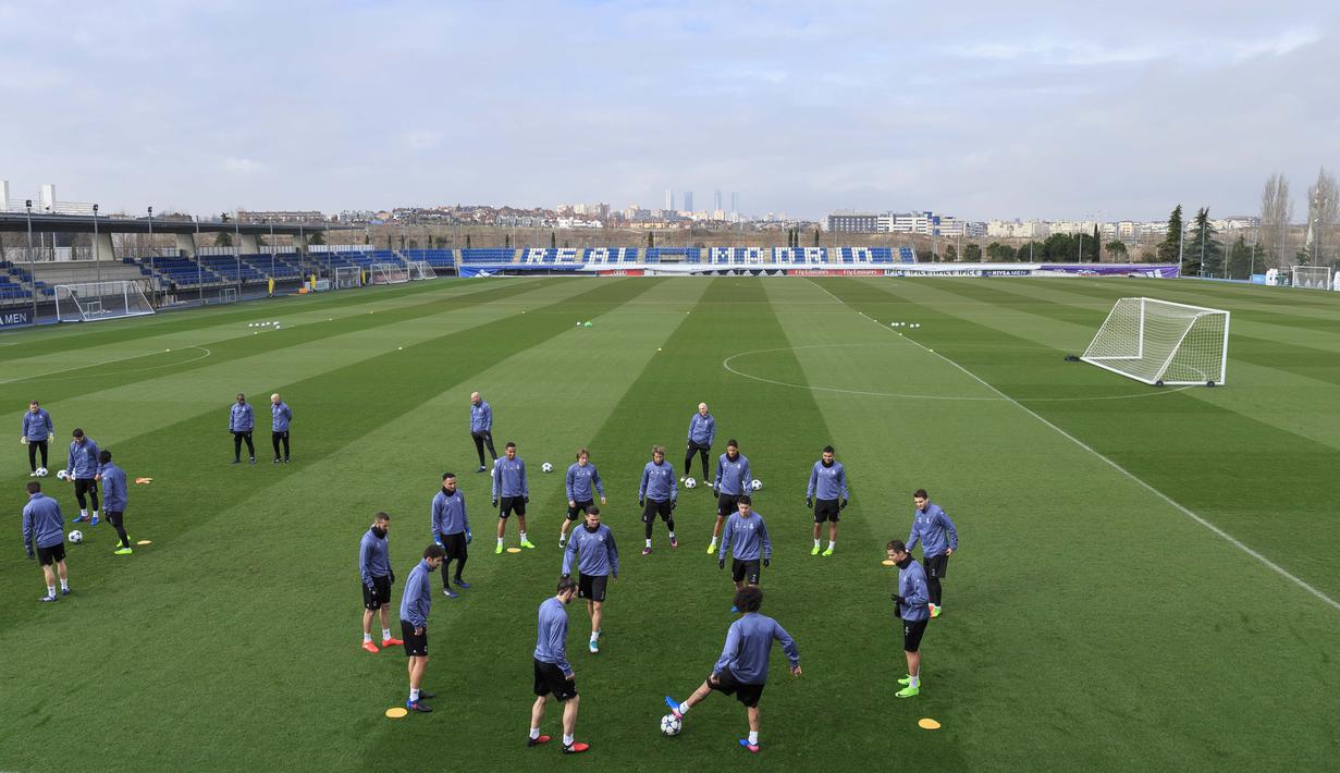 Suasana cerah Valdebebas stadium membuat para pemain Real Madrid menikmati sesi latihan bersama sebelum melawan Napoli pada laga 16 besar Liga Champions, (14/2/2017). (AP/Daniel Ochoa de Olza)