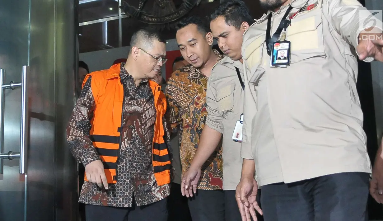 Yudi Widiana Adia dikawal petugas meninggalkan gedung KPK, Jakarta, Rabu (19/7). Yudi Widiana resmi di tahan karena diduga menerima uang suap proyek pembangunan jalan pada Kementerian PUPR sebesar Rp4 Miliar. (Liputan6.com/Helmi Afandi)