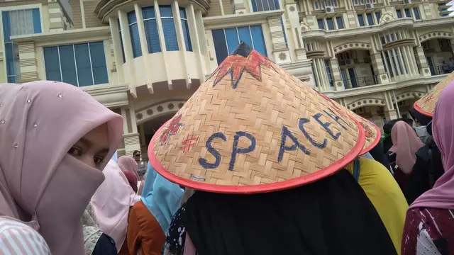 Aksi di kantor bupati Kabupaten Aceh Besar (Liputan6.com/Rino Abonita)