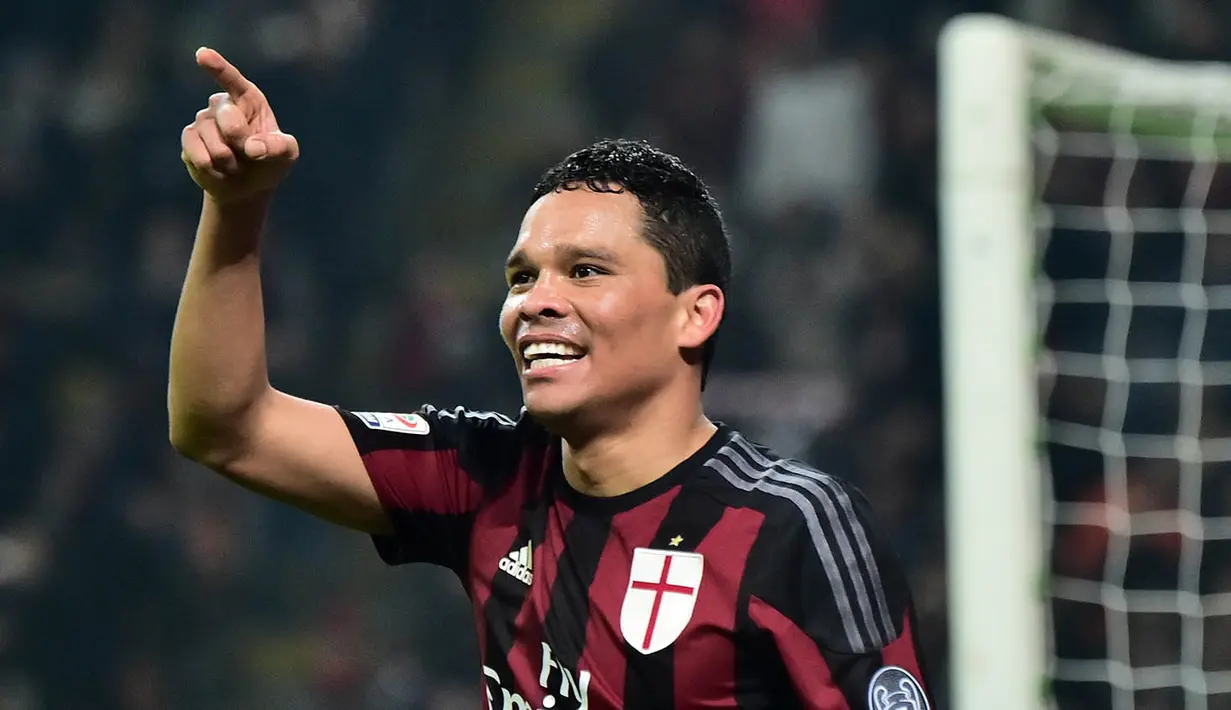 3. Carlos Bacca, diberitakan L’Equipe, bomber AC Milan ini menjadi rebutan dari West Ham dan juga PSG. Namun The Hammers memiliki potensi lebih besar mengingat kuota pemain non-EU PSG sudah melebihi batas. (AFP/Giuseppe Cacace) 