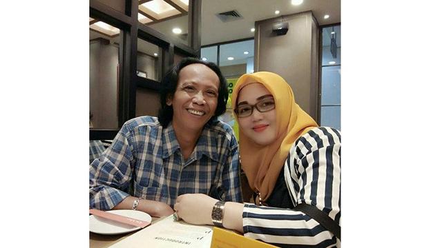 Kembali Dikaruniai Anak di Usia 54 Tahun, Ini 7 Potret Mesra Mandra dan Istri