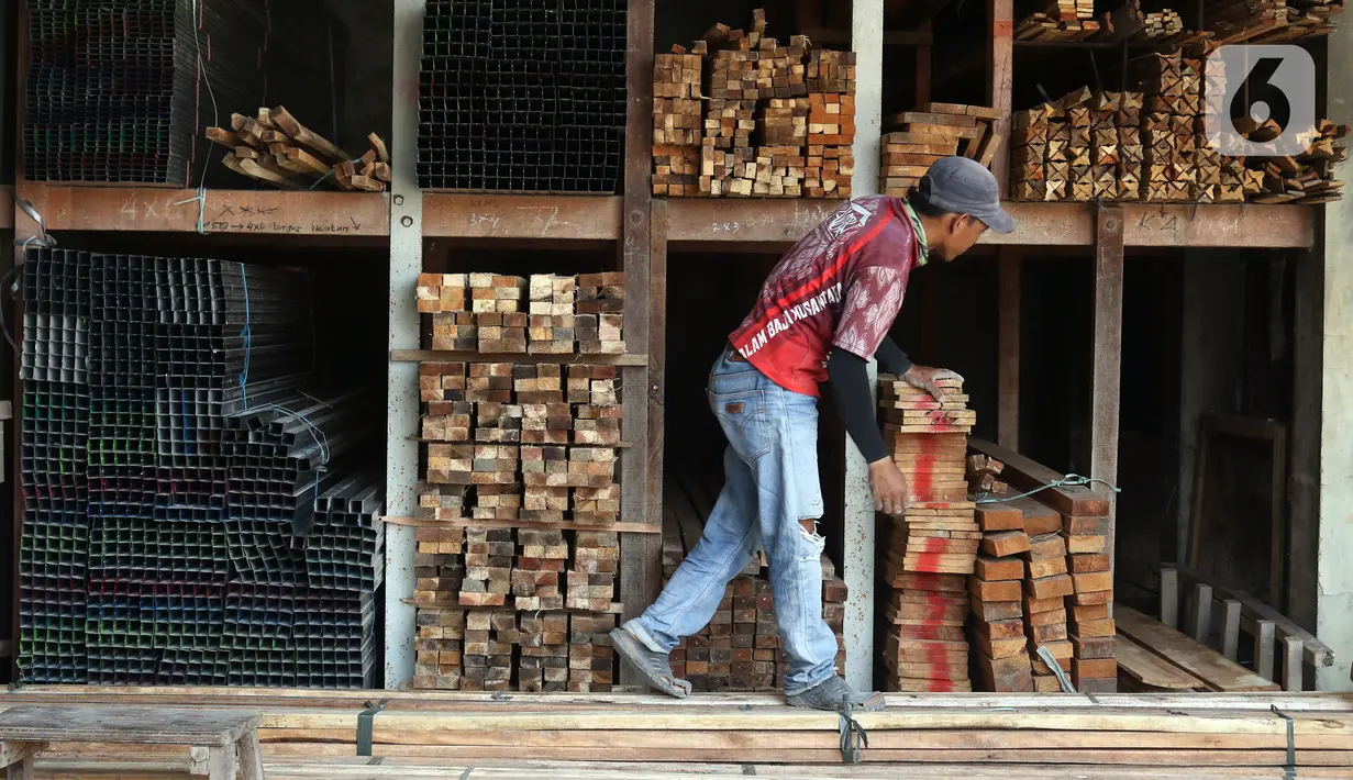 Pekerja merapikan tumpukan kayu di toko bangunan Cahaya Makmur, Depok, Jawa Barat, Kamis (15/9/2022). Harga bahan bangunan mengalami kenaikan terkait kenaikan harga bahan bakar minyak (BBM) bersubsidi. (Liputan6.com/Herman Zakharia)