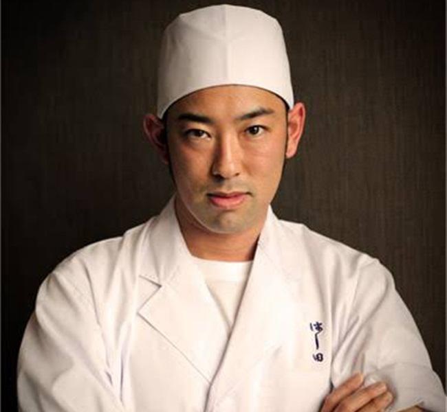 Chef Hatch yang ahli dalam masakan tradisional Jepang/copyright Vemale.com/Anisha