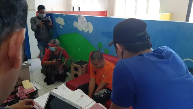 Y (20) seorang sopir truk di kota Santri Kabupaten Tasikmalaya, Jawa Barat, dalam keteranga di depan penyidik polres Tasikmalaya, akhirnya menyebar video intim dirinya bersama bekas kekasihnya di media sosial (Medsos). (Liputan6.com/Jayadi Supriadin)