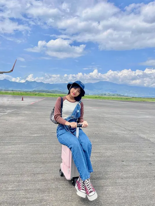 Sebelum sibuk dengan pekerjaanya, Fuji asyik mengisi waktu senggangnya dengan jalan-jalan dan kulineran. [Foto: IG/fuji_an].