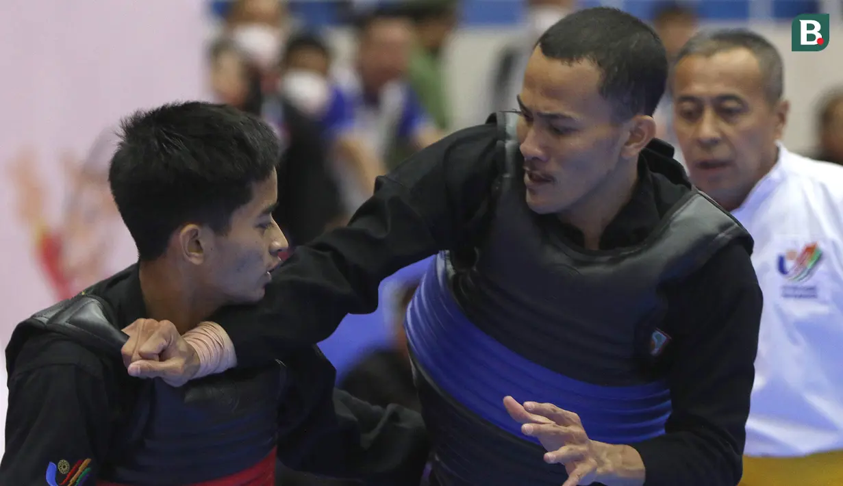 Mustakim tak bisa berbuat banyak. Ia mendapatkan pengurangan sepuluh poin. Situasinya berbalik, ia  tertinggal dan kalah 49-50 dari Khairi Adib. Di sisa waktu yang hanya 4 detik tersebut Mustakim tak patah arang, dia terus berusaha mencuri poin. Namun apa daya, lagi-lagi kemenangan di depan mata harus kandas. (Bola.com/Ikhwan Yanuar)