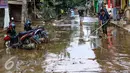 Warga membersihkan jalan yang dipenuhi lumpur usai banjir menggenangi komplek Pondok Gede Permai Jatiasih, Bekasi, Jumat (22/04). (Liputan6.com/Fery Pradolo)