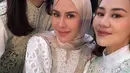 Lalu, ada Syahnaz Sadiqah yang mengenakan lace tunik nuansa wrna hijau mint putih. [@aaliyah.massaid].