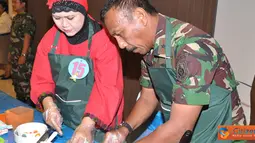 Citizen6, Surabaya: Selain lomba senam rekreasi, acara dalam rangka peringatan Hari Pendidikan Angkatan Laut (Hardikal) ke 66 dan juga peringatan Hardiknas 2012 ini, digelar juga lomba memasak sarapan sehat. (Pengirim: Penkobandikal)