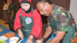 Citizen6, Surabaya: Selain lomba senam rekreasi, acara dalam rangka peringatan Hari Pendidikan Angkatan Laut (Hardikal) ke 66 dan juga peringatan Hardiknas 2012 ini, digelar juga lomba memasak sarapan sehat. (Pengirim: Penkobandikal)